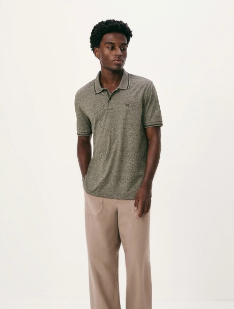 CAMISETA CON CUELLO TEXTURIZDA VERDE