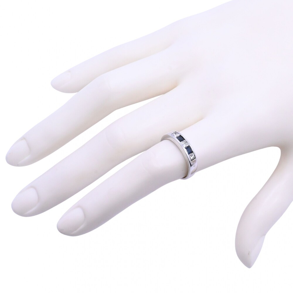 Anillo medio sin fin oro 18 k blanco, engarce carril con brillantes y zafiros azules. Anillo medio sin fin oro 18 k blanco, engarce carril con brillantes y zafiros azules.