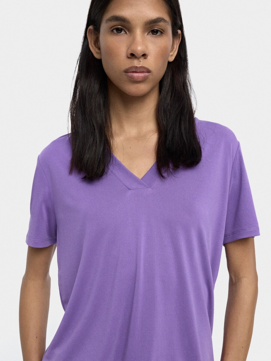 Camiseta Básica Cuello Pico violeta