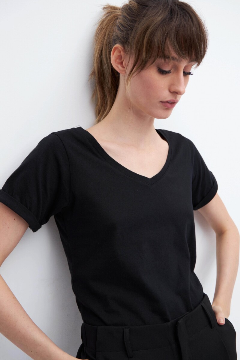 Remera escote V - negro 