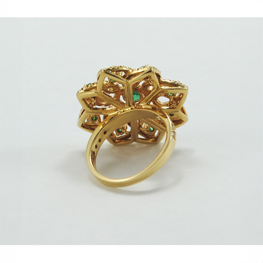 Anillo moderno, oro amarillo 18K , diamantes y esmeralda. Anillo moderno, oro amarillo 18K , diamantes y esmeralda.