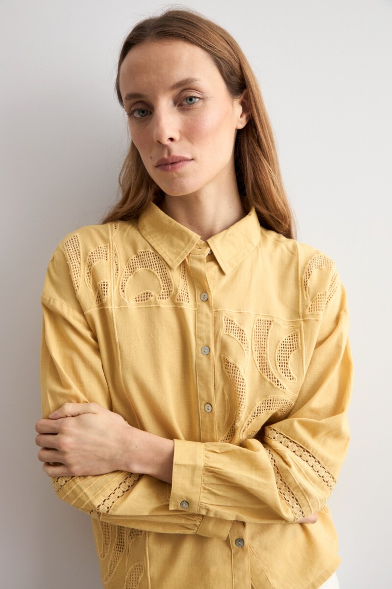 Camisa bordada y calada maiz