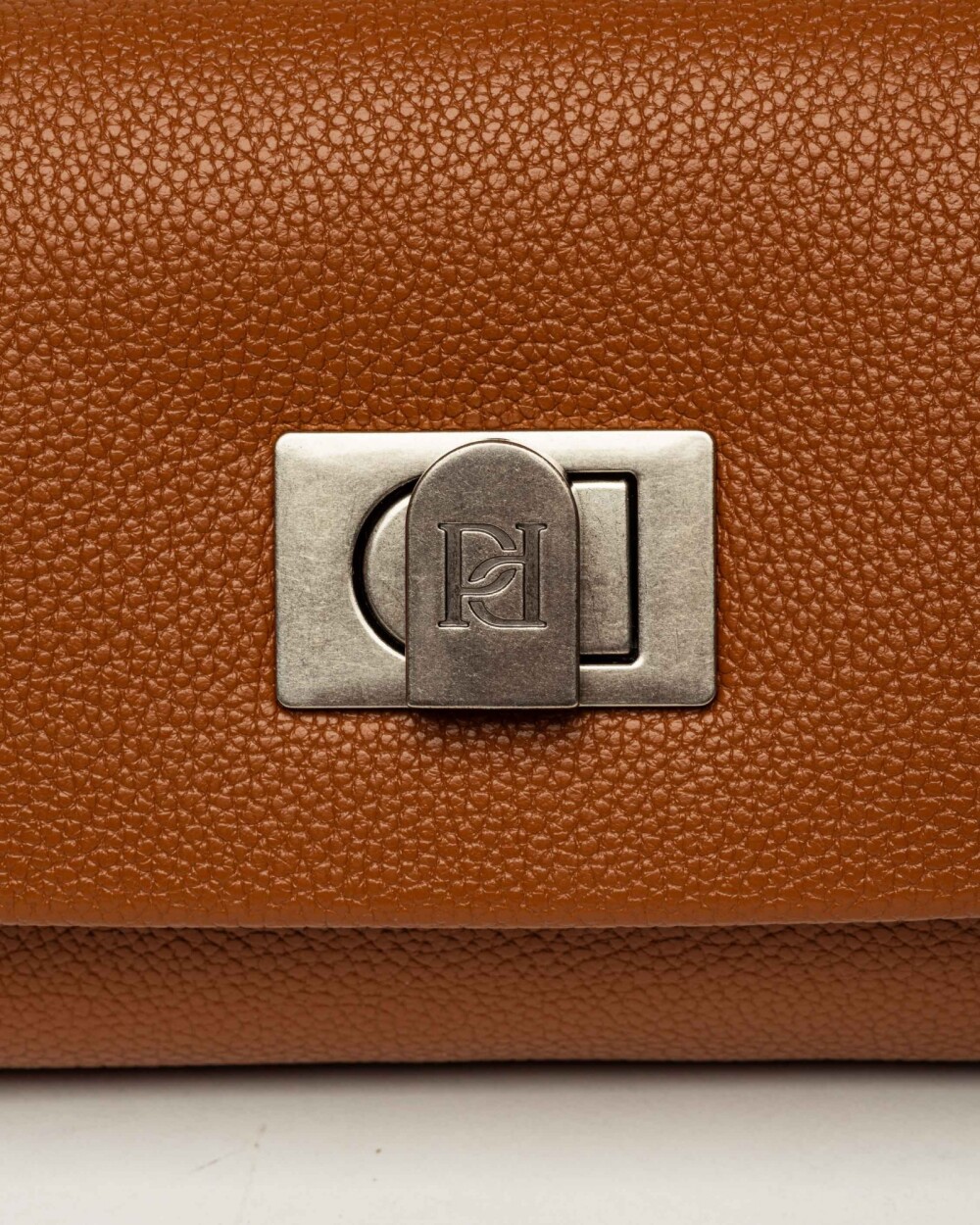 Cartera al hombro Leisure en efecto cuero graneado Cuoio