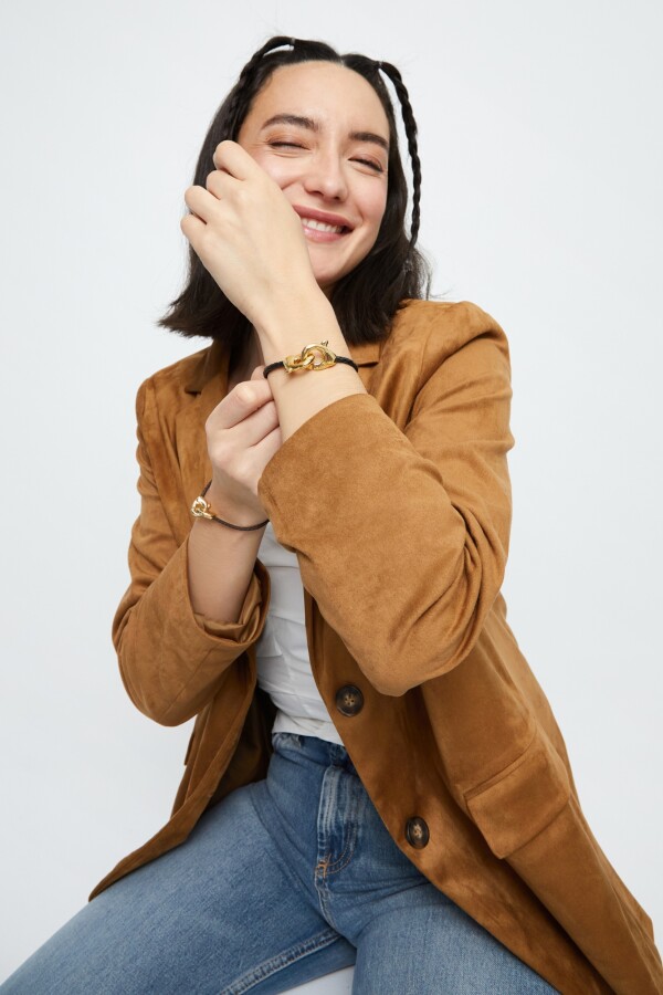 PULSERA DE CUERO NEGRO CON MOSQUETÓN ENTRELAZADO BAÑADO EN ORO 18K Pulsera