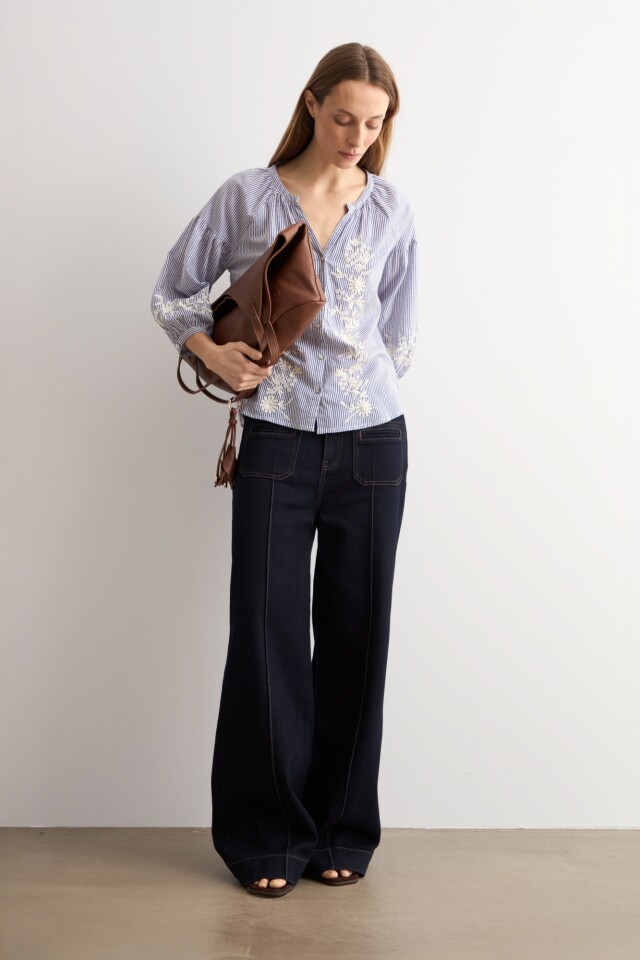 Blusa rayada con bordados celeste