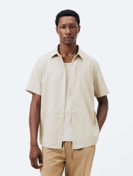 CAMISA DE MANGA CORTA DE CORTE AJUSTADO CON TEJIDO DE LINO. BEIGE