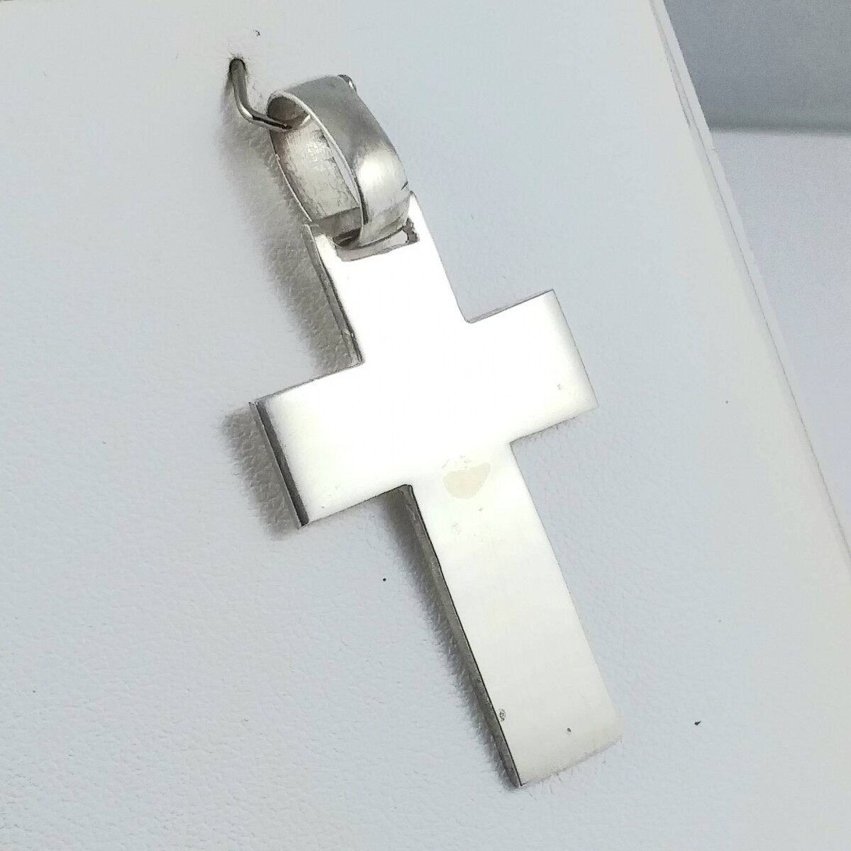 Cruz de plata 925 Medidas largo 4 cm, ancho 2cm, espesor 1 mm. 