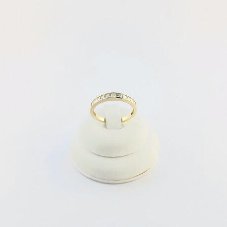 Anillo medio sin fin con circonias en oro 10 ktes. Anillo medio sin fin con circonias en oro 10 ktes.