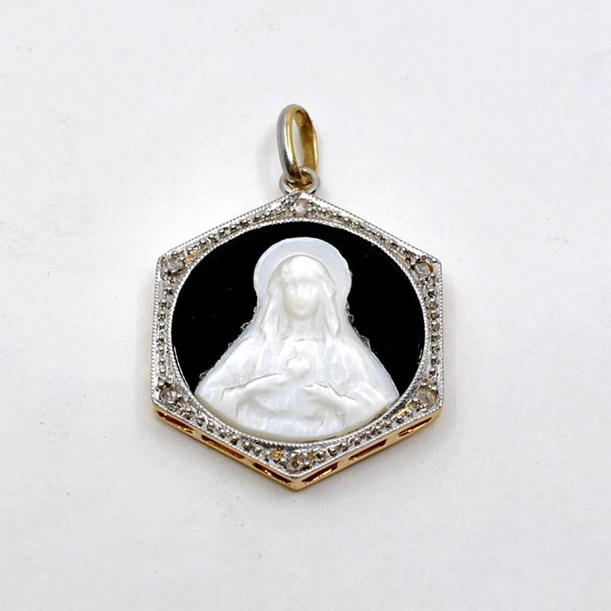 Medalla En Oro 18K , Platino, Nacar, Onix Y Diamantes 