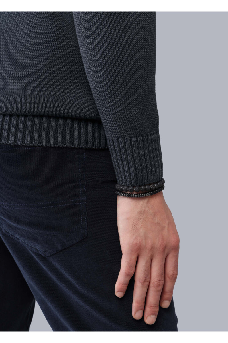Sweater a la Base Arrow NEGRO