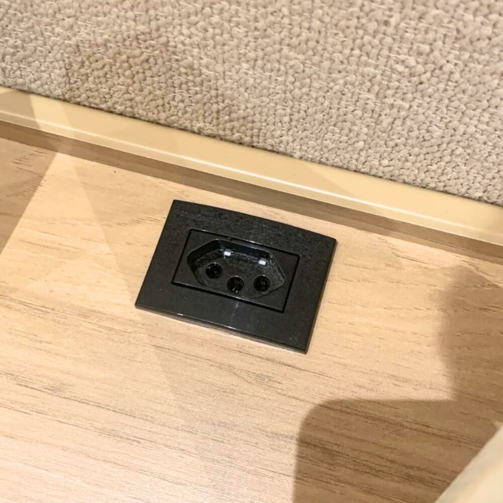 Respaldo 2 plazas continuo con mesa de luz Chloe - Moderna Marrón