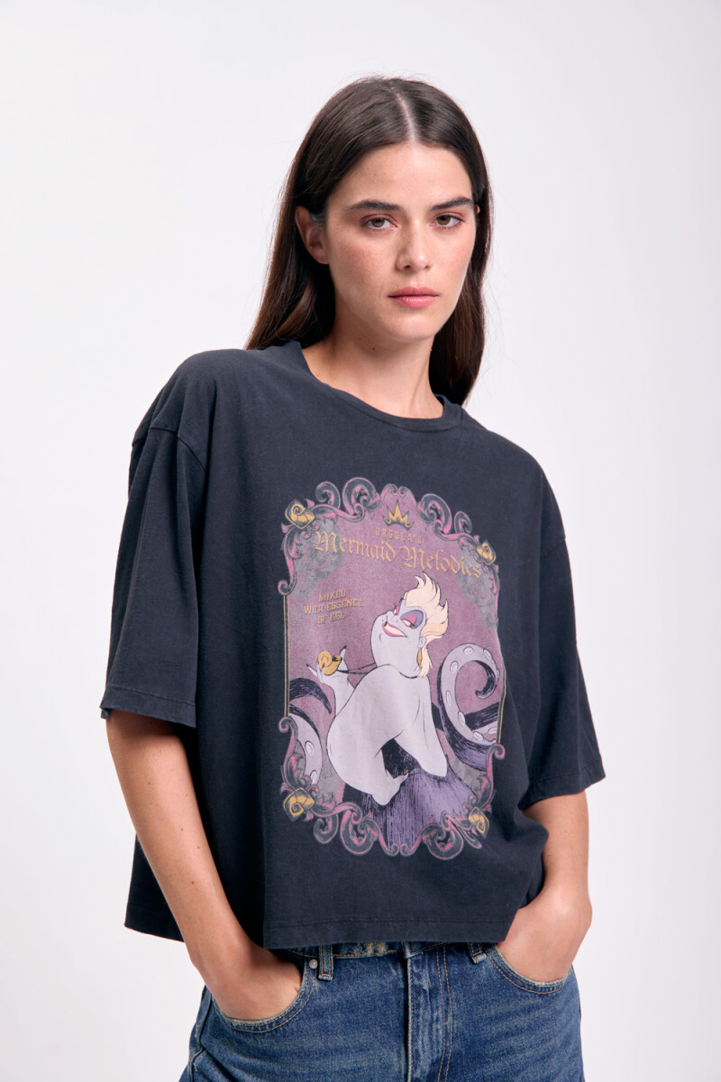Remera oversize estampa Ursula Negro