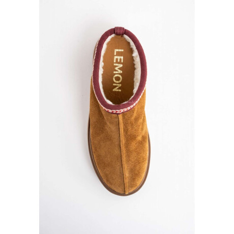 Zueco Gamuza Con Guarda Bordada Camel