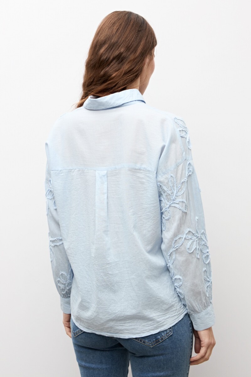 Camisa apliques florales celeste