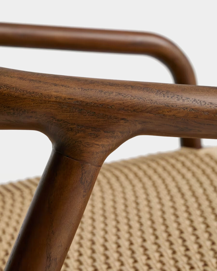 Butaca Derile de madera maciza de roble acabado nogal y cuerda de papel beige Butaca Derile de madera maciza de roble acabado nogal y cuerda de papel beige