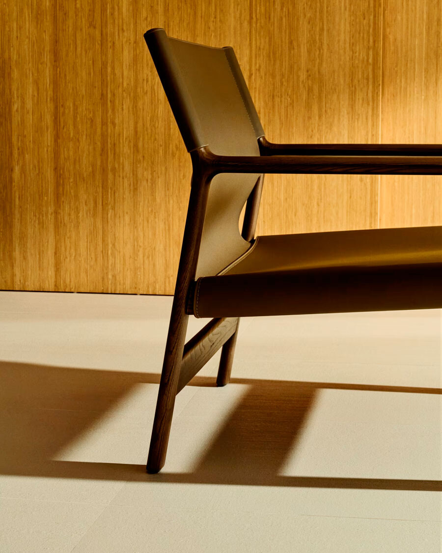 Butaca Jan de fibras de cuero reciclado marrón oscuro y madera maciza de fresno con acabado tono nogal FSC 100% Butaca Jan de fibras de cuero reciclado marrón oscuro y madera maciza de fresno con acabado tono nogal FSC 100%