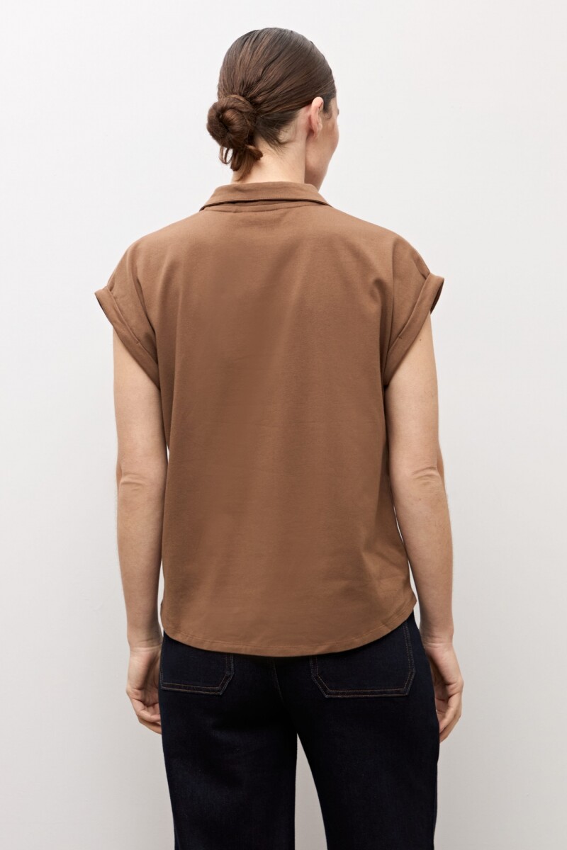 Remera cuello polo topo