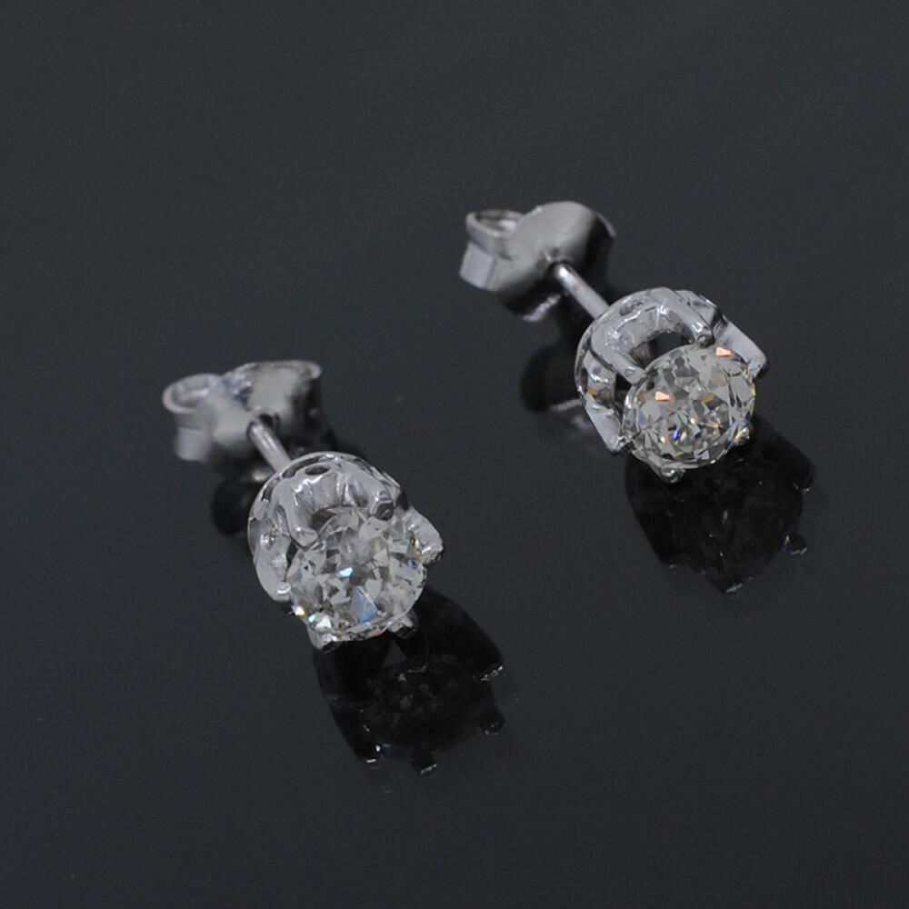 Caravanas en oro 18k blanco y brillantes. Caravanas en oro 18k blanco y brillantes.