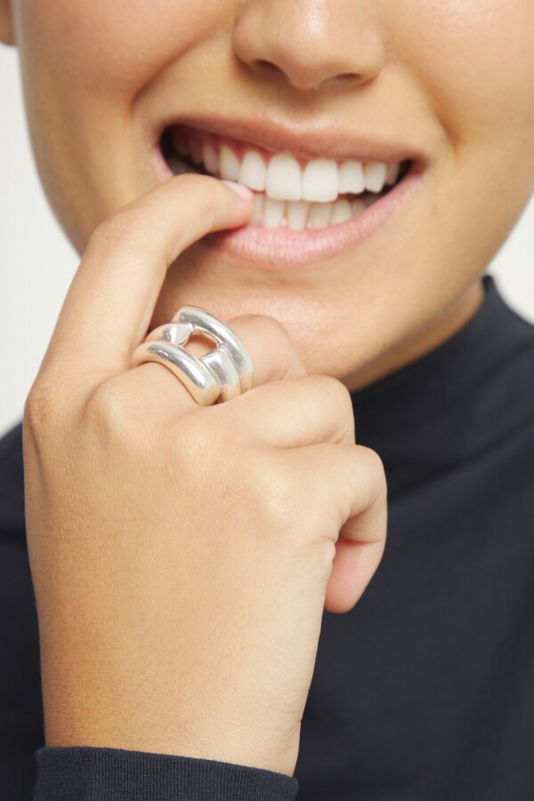 ANILLO DE ALEACIÓN DE METALES BAÑADO EN PLATA DE LEY CON FORMA DE TUBOS Anillo