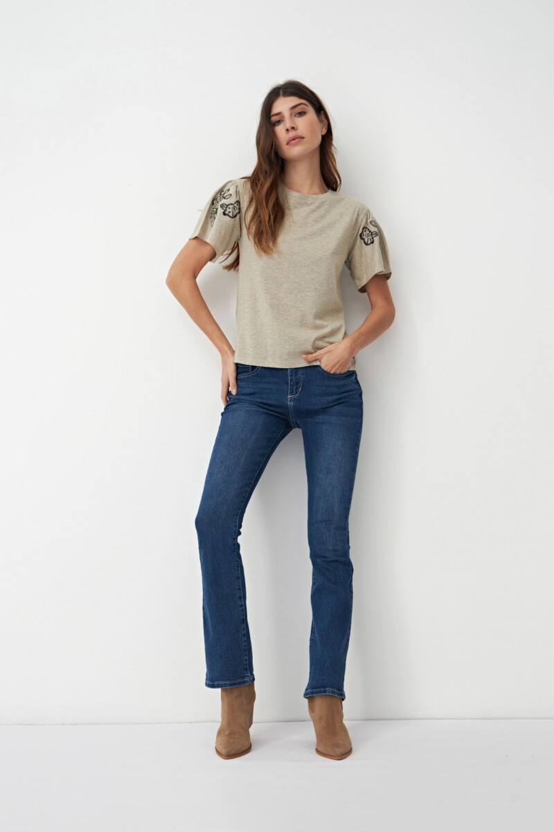 Remera con bordado en mangas beige melange