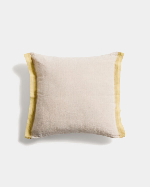 Almohadón Disea de lino beige con detalle amarillo 45 x 45 cm Almohadón Disea de lino beige con detalle amarillo 45 x 45 cm
