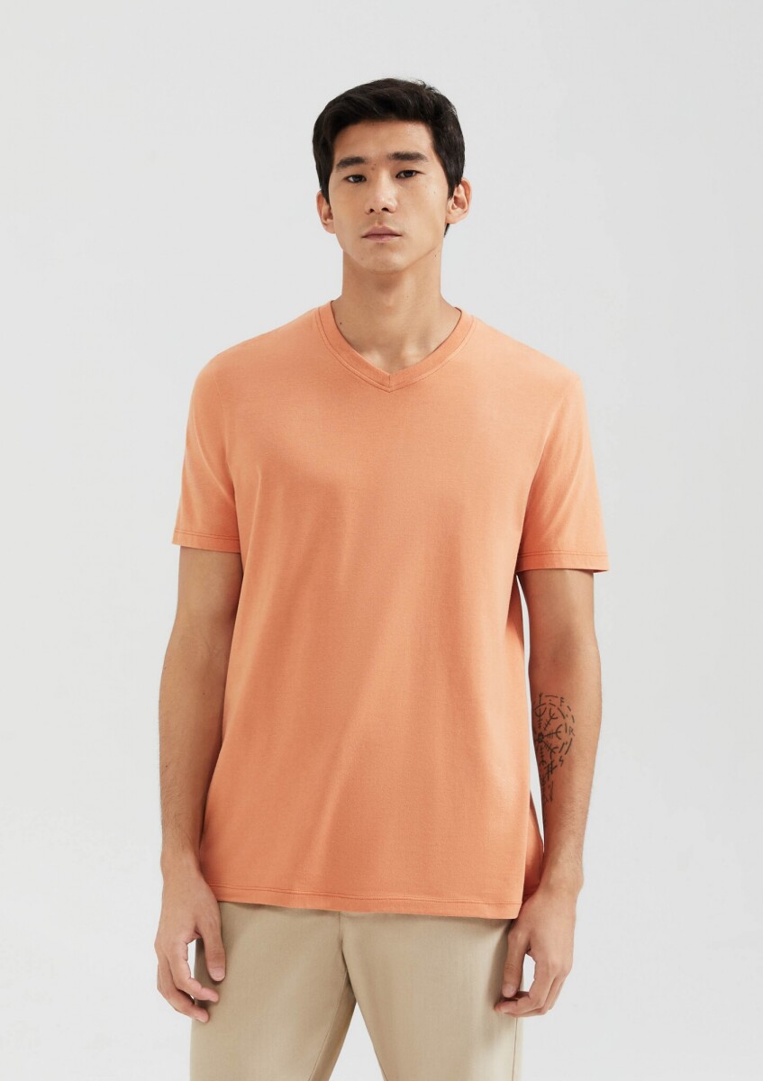 CAMISETA BÁSICA MANGA CORTA CUELLO EN V - NARANJA CLARO 