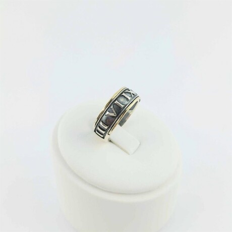 Anillo de plata 925 con double de oro 18k. Números romanos. Anillo de plata 925 con double de oro 18k. Números romanos.