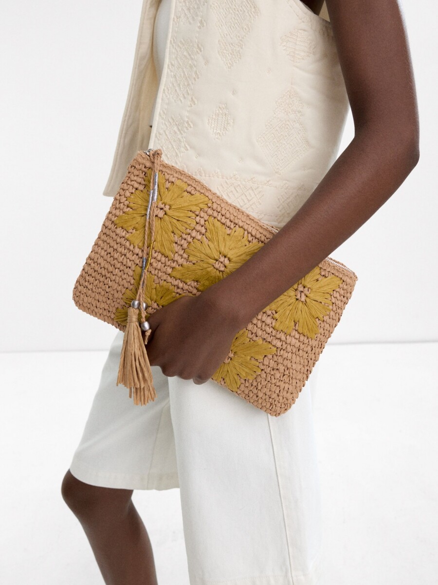 Bolso Tipo Sobre Con Efecto Rafia Y Detalle Floral verde
