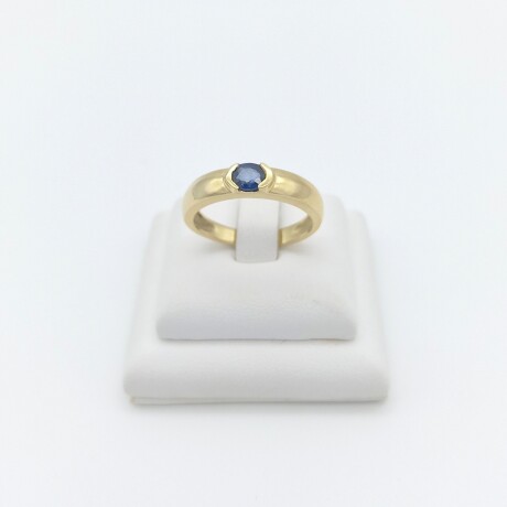 Anillo de oro 18 ktes con zafiro azul natural. Anillo de oro 18 ktes con zafiro azul natural.