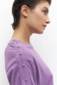 Remera escote a la base con tachas en hombros violeta