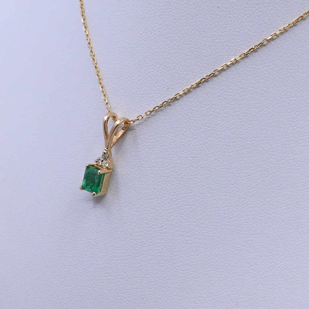 Colgante oro 18k con esmeralda y 3 brillantes Colgante oro 18k con esmeralda y 3 brillantes