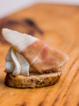 Brusqueta de jamón crudo, filadelfia y pera fresca Brusqueta de jamón crudo, filadelfia y pera fresca