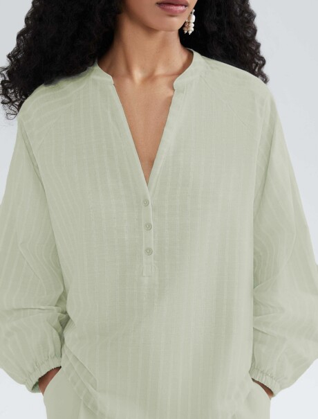 BLUSA A RAYAS CON BOTONES VERDE