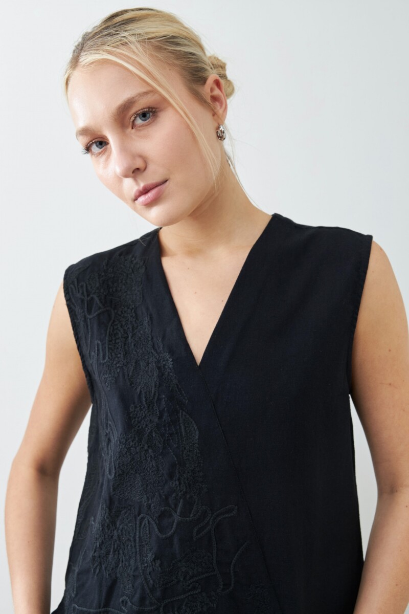Top bordado escote en V negro