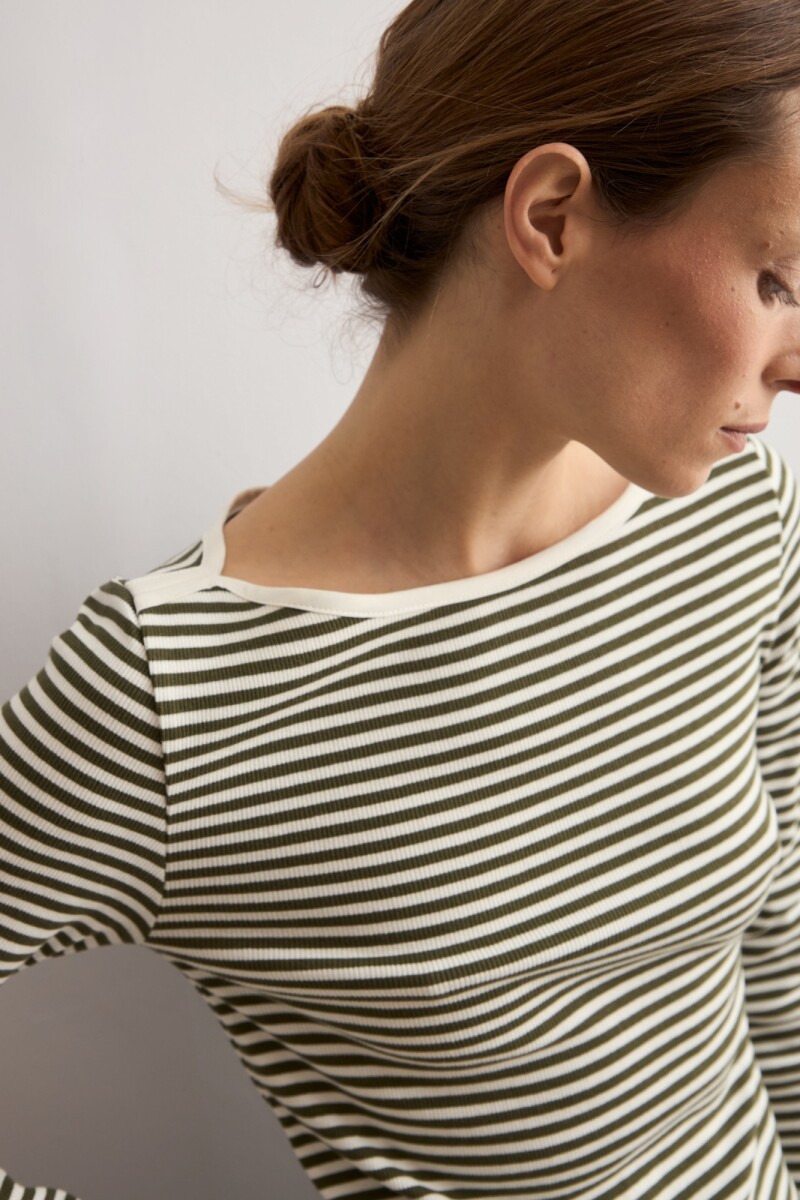 Remera rayada escote bote verde oliva