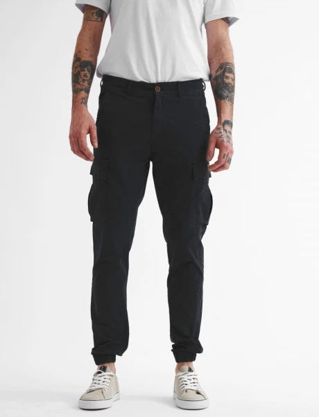 Pantalón cargo puño Kune W24 Negro