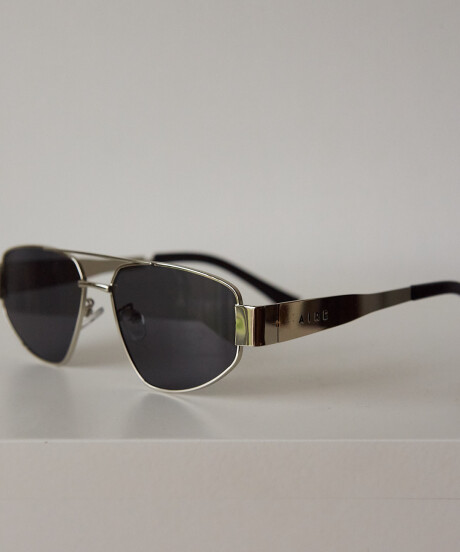 METAL TRIANGLE SUNNIES SILVER/BLACK