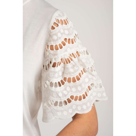 Remera Con Mangas De Encaje Nacar