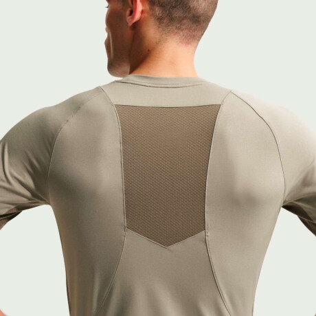 Remera Nike Pro Training de Hombre Gris