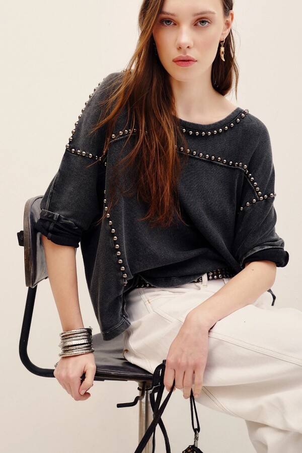 REMERA STUDS Gris Oscuro