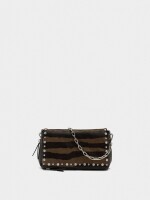 Bolso De Hombro Detalles De Piel Y Tachuelas marron
