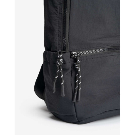 Mochila Con Bolsillo Delantero Y Laterales Negro