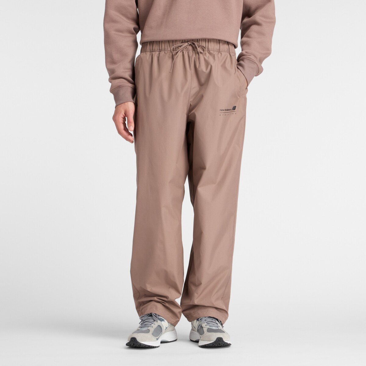 Pantalón New Balance de Hombre - Woven Pant - MP53548EAS - BROWN 