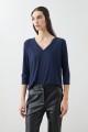 Remera escote en V con broderie azul marino