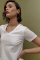 Remera escote V con broderie blanco