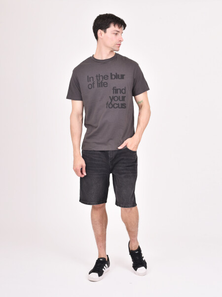 REMERA FOCUS GRIS OSCURO