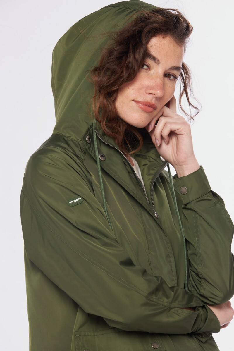 CAMPERA IMPERMEABLE CON CAPUCHA - Verde Oscuro 