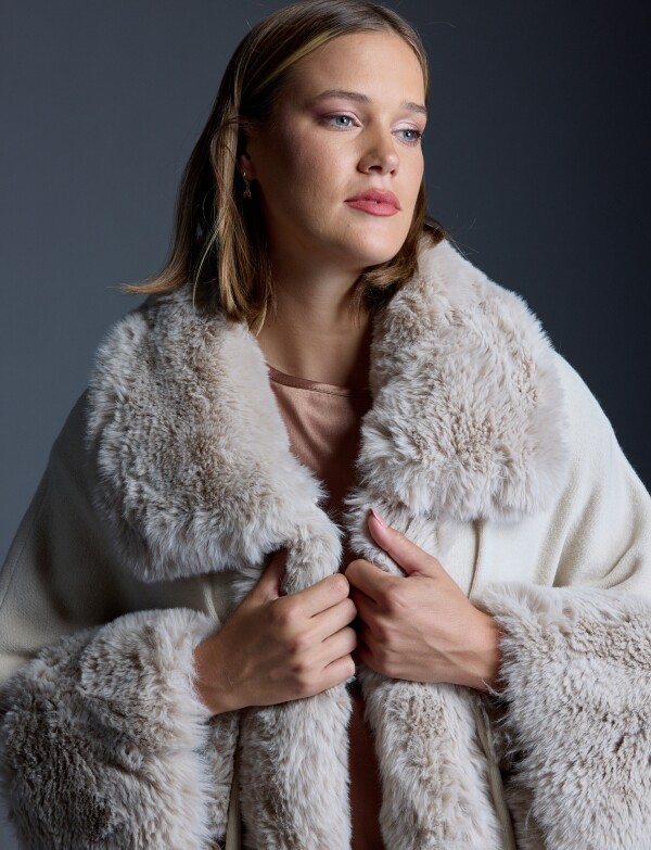 Ruana Aplique Simil Piel BEIGE