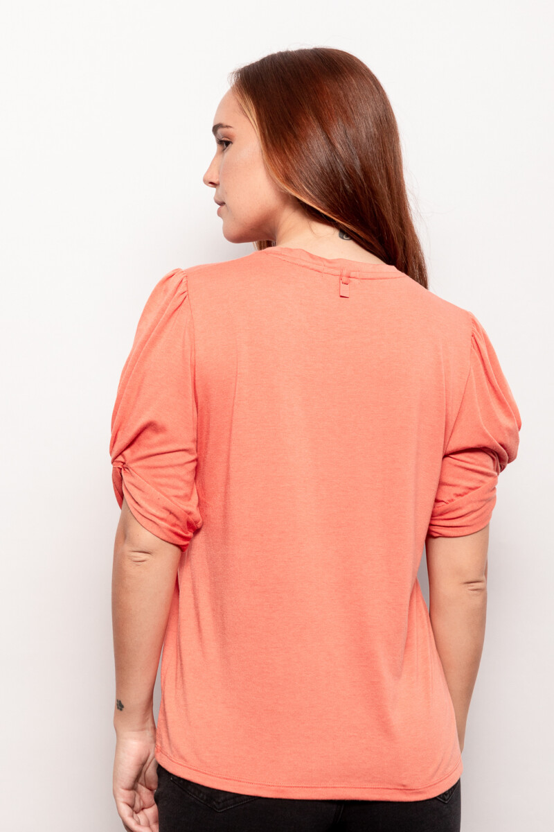 REMERA MEWS Coral Oscuro