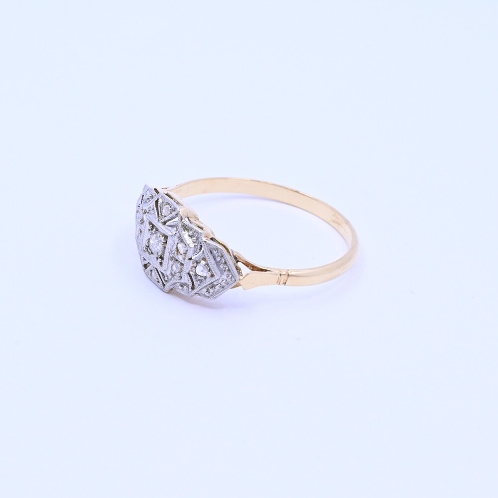 Anillo oro 18k antiguo con brillante central y diamantes. Anillo oro 18k antiguo con brillante central y diamantes.